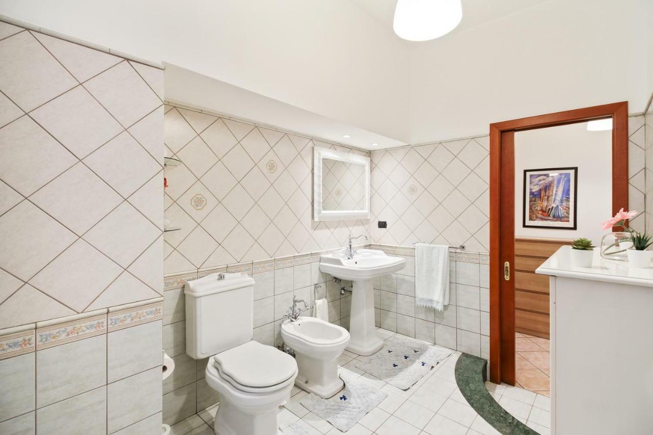 Central Balcony Apartment Катания Экстерьер фото